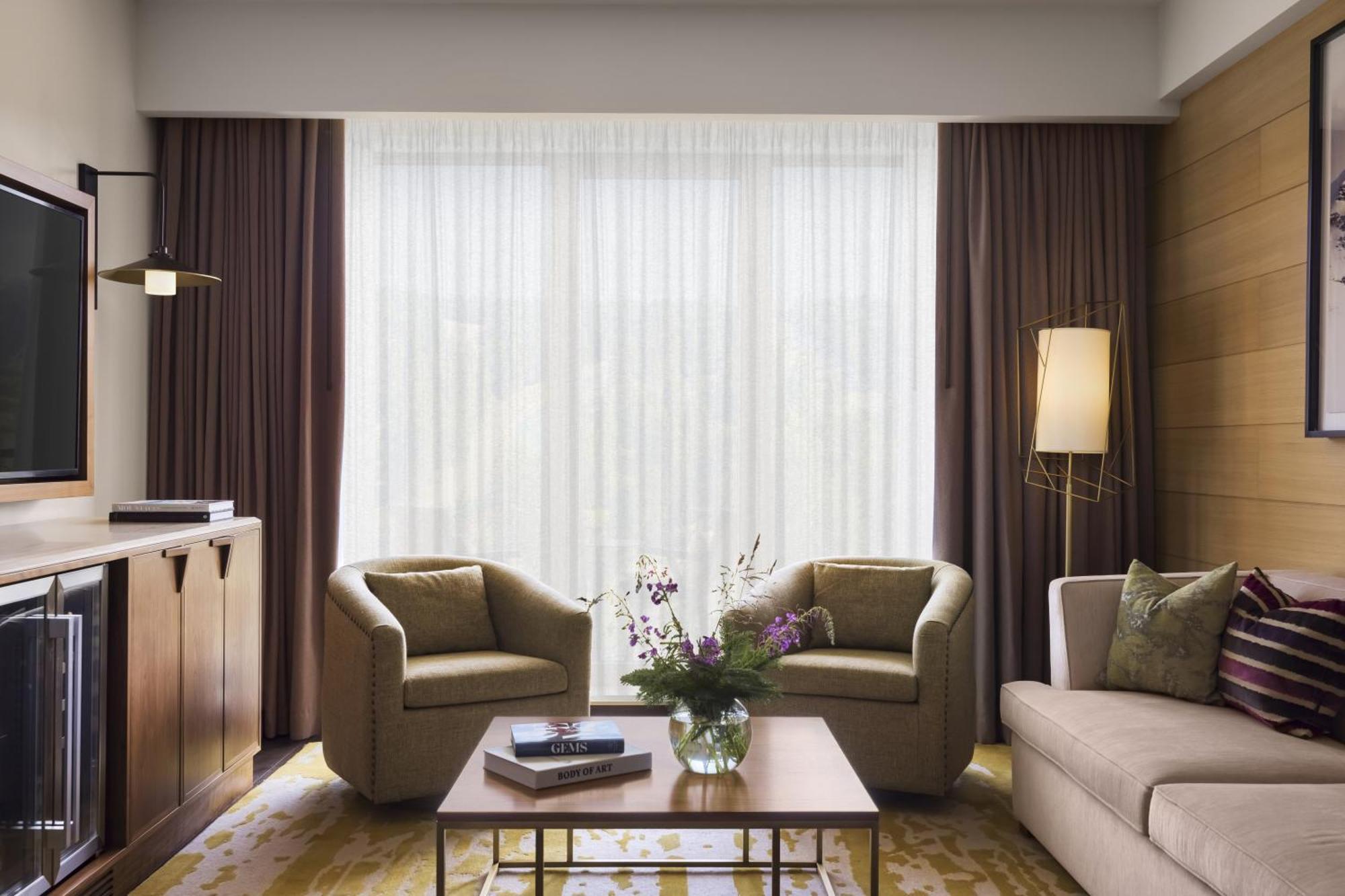 Viceroy Kopaonik Serbia Buitenkant foto A living room in a suite at the Mandarin Oriental, Hong Kong