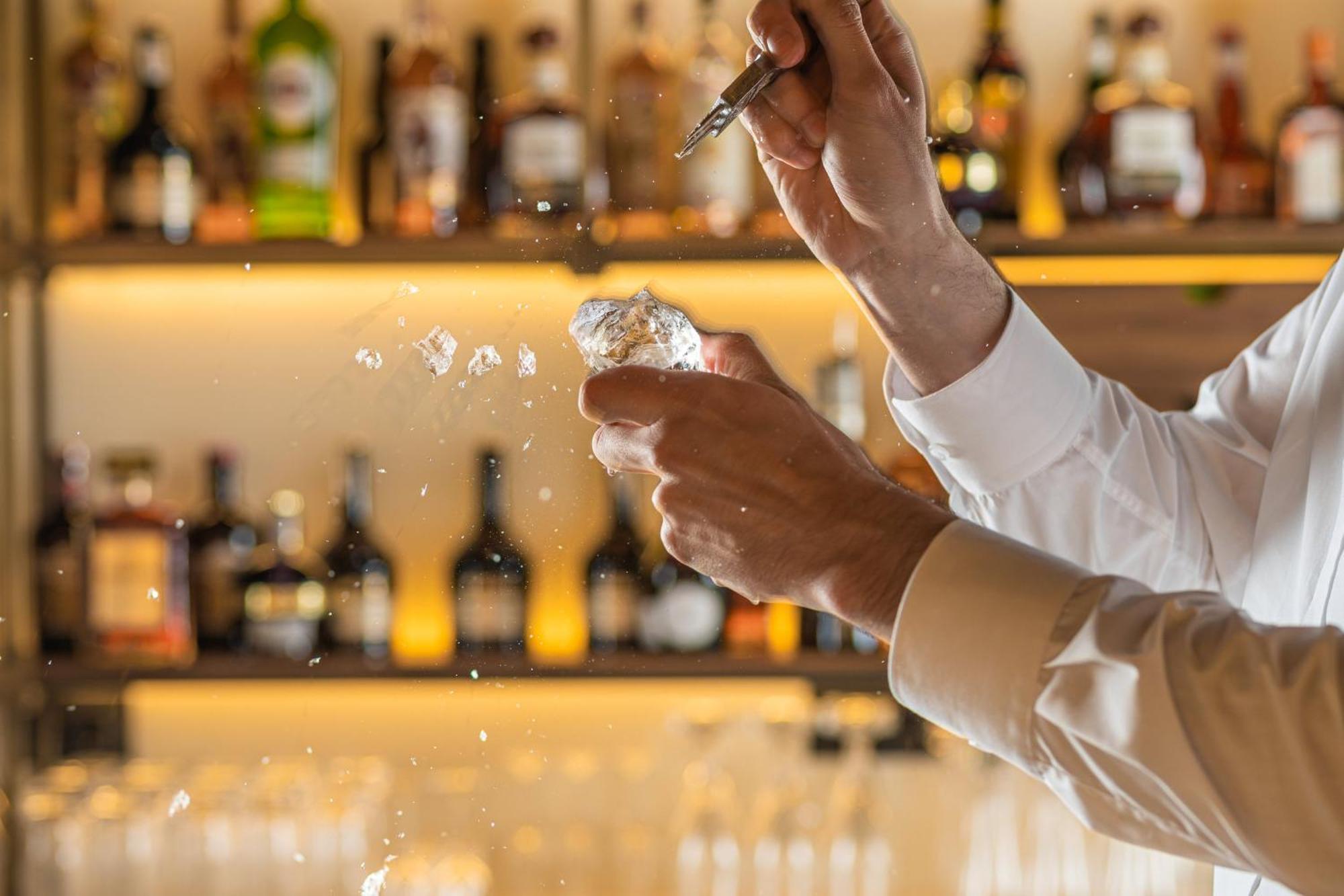 Viceroy Kopaonik Serbia Buitenkant foto A bartender preparing a drink
