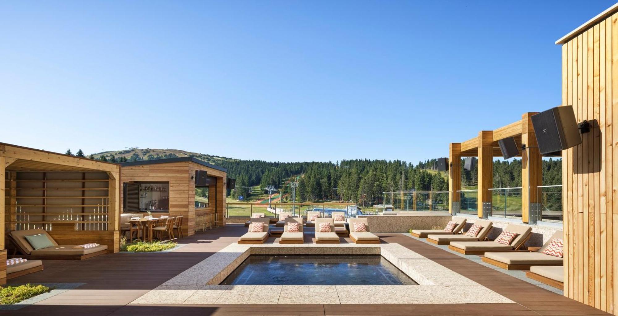 Viceroy Kopaonik Serbia Buitenkant foto The rooftop pool at The Lodge at Blue Sky