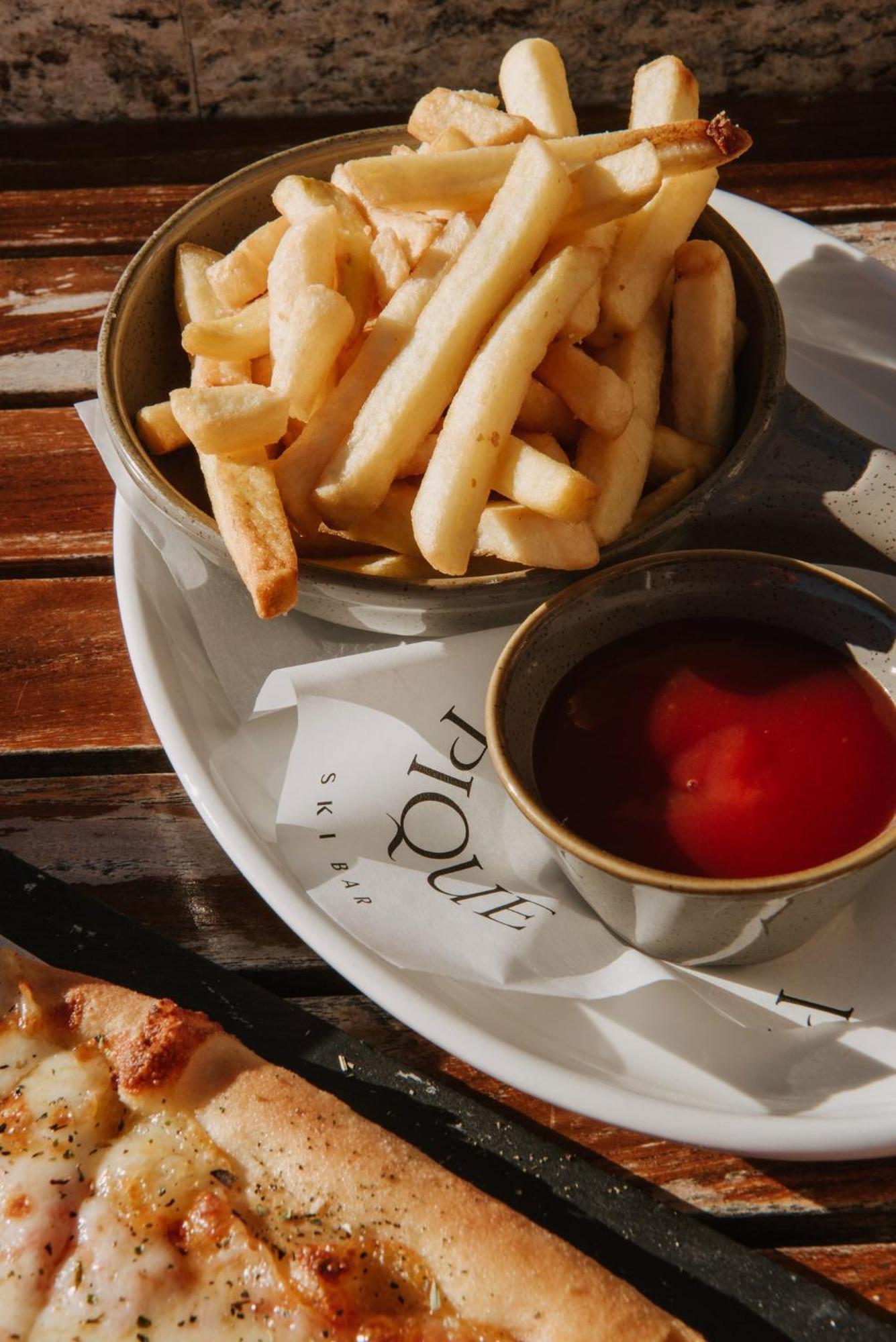 Viceroy Kopaonik Serbia Buitenkant foto French fries and ketchup