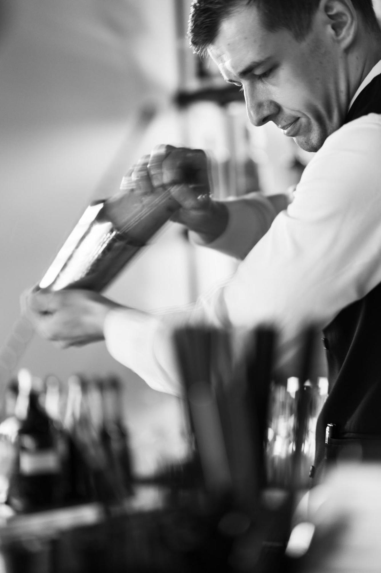 Viceroy Kopaonik Serbia Buitenkant foto A waiter holding a wine bottle