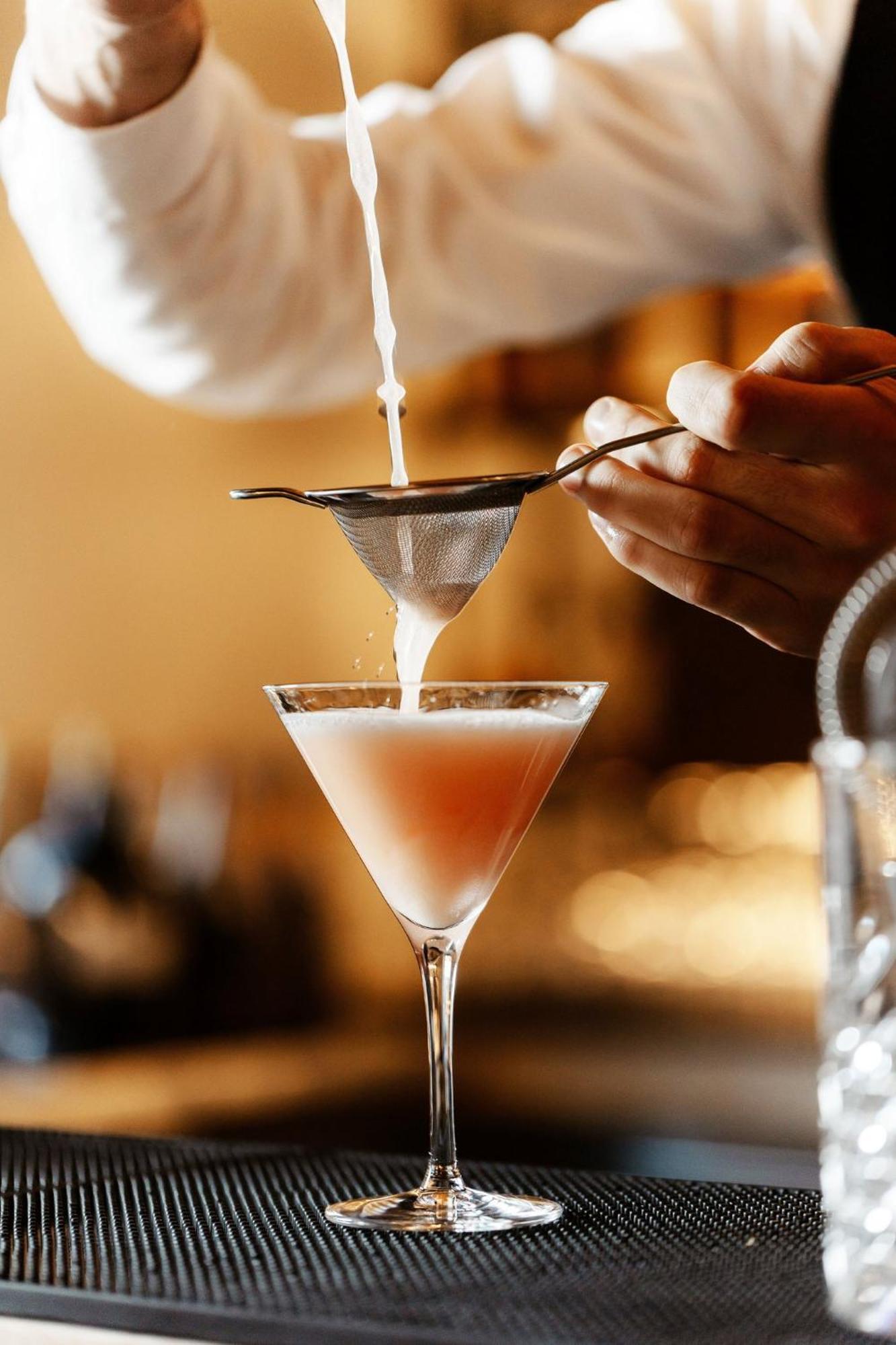 Viceroy Kopaonik Serbia Buitenkant foto A bartender straining a cocktail